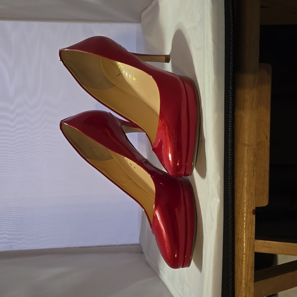 Ivanka Trump pearlized red platformed pump
